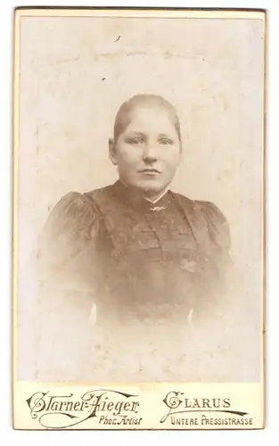 Fotografie Glarner Fieger, Glarus, Untere Pressistrasse, Bürgerliche Dame in schlichtem Kleid