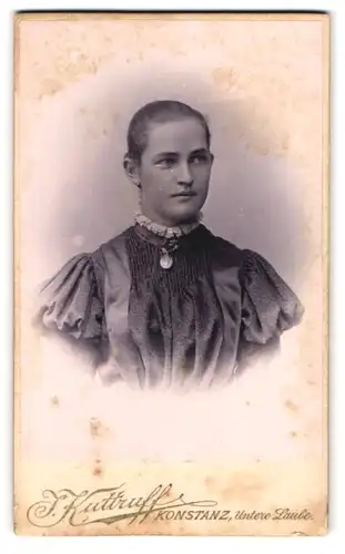 Fotografie J. Kuttzuff, Konstanz, Untere Laube, Junge Dame mit strenger Frisur und Medaillon