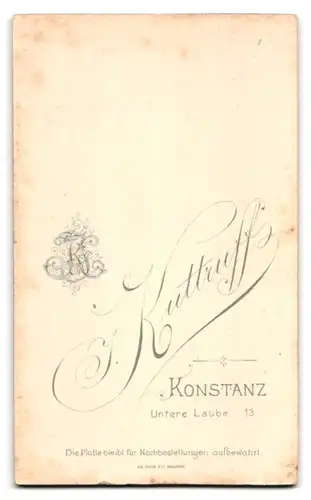 Fotografie J. Kuttzuff, Konstanz, Untere Laube, Junge Dame mit strenger Frisur und Medaillon