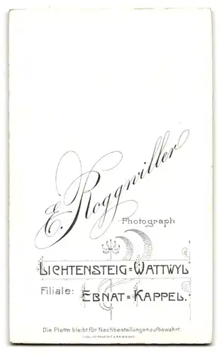 Fotografie E. Roggwiller, Lichtensteig-Wattwyl, Dame mit markanter Nase in schönem Kleid