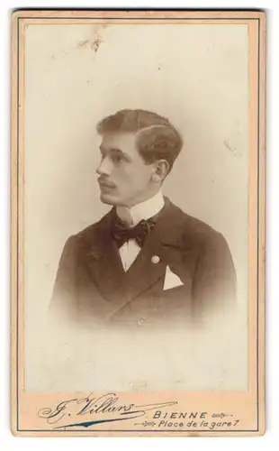 Fotografie J. Villars, Bienne, Place de la gare 7, Portrait eines jungen Herrn in feiner Kleidung