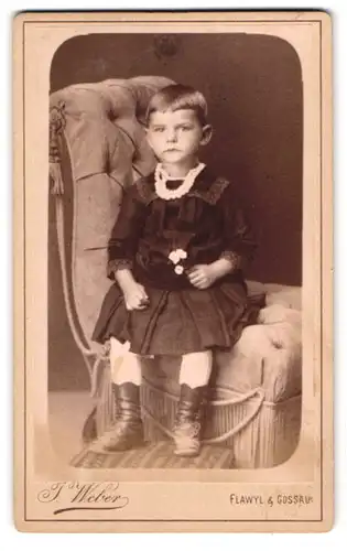 Fotografie J. Weber, Flawyl, Mädchen mit Blümchen im schwarzen Kleid