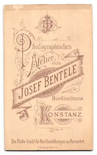 Fotografie J. Bentele, Konstanz, Hüetlinstrasse, Mädchen mit Korb in schwarzem Kleidchen