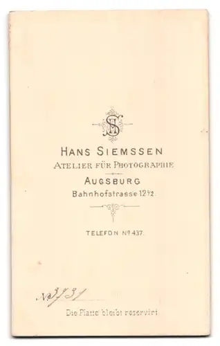 Fotografie Hans Siemssen, Augsburg, Bahnhofstrasse 12 1 /2, Bürgerliche Frau in schwarzem Puffärmelkleid