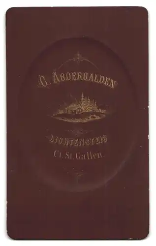 Fotografie G. Abderhalden, Lichtensteig, Dame mittlern alters trägt Ohrringe