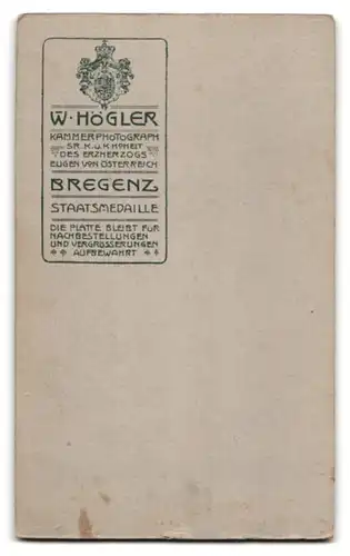 Fotografie W. Högler, Bregenz, Mädchen im Puffärmelkleid