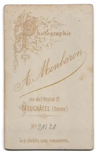 Fotografie A. Monbaron, Neuchâtel, Rue de l`Hôpital 17, Junger Mann im feinen Zwirn