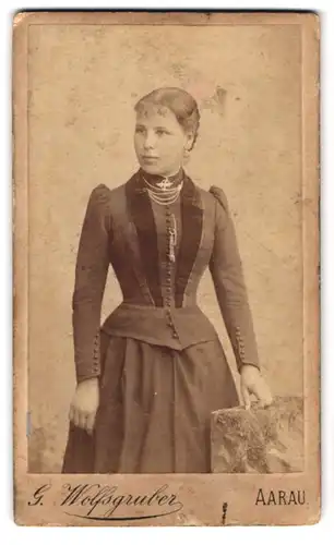 Fotografie G. Wolfsgruber, Aarau, Hübsche Frau im taillierten Kleid