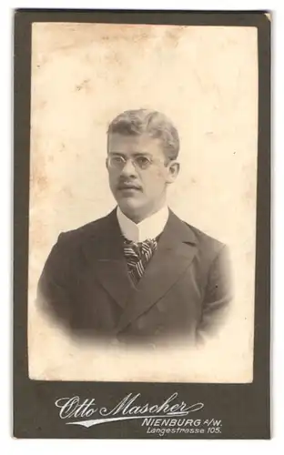 Fotografie Otto Mascher, Nienburg a. W., Langestrasse 105, junger Mann mit Schnauzbart und Brille