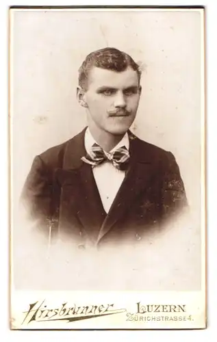 Fotografie Hirschbrunner, Luzern, Zürichstrasse 4, junger Mann mit Moustache und Fliege