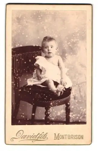 Fotografie David Fils, Montbrison, Avenue Alsace-Loraine, Kleinkind im weissen Kleid, auf Sessel sitzend