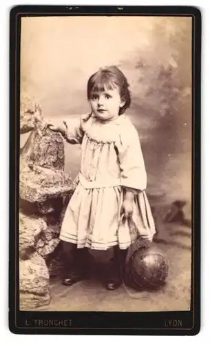 Fotografie L. Tronchet, Lyon, Rue Servient 6, kleines Mädchen im Kleid und mit Spielball