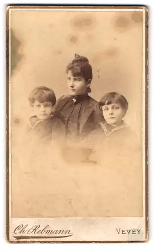 Fotografie C. Rebmann, Vevey, Zwillinge im Matrosenanzug mit Schwester in der Mitte