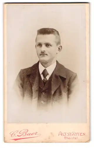 Fotografie C. Baer, Altstätten, Junger Mann im Anzug, mit Oberlippenbart