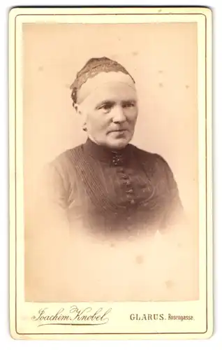 Fotografie Joachim Knobel, Glarus, Rosengasse, Alte Dame in dunklem Kleid und Haube
