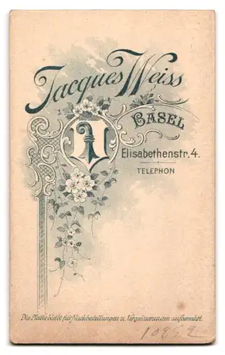 Fotografie Jacques Weiss, Basel, Elisabethenstrasse 4, Junge Dame mit elgegantem Kleid und Ohrringen