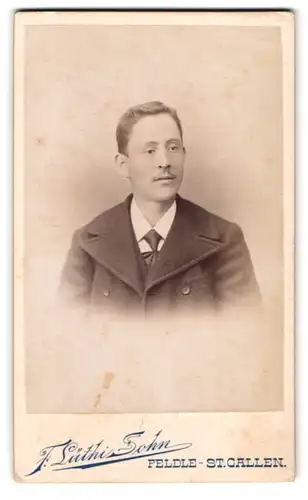 Fotografie F. Lüthi, St. Gallen, junger Mann im Anzug und mit Moustache