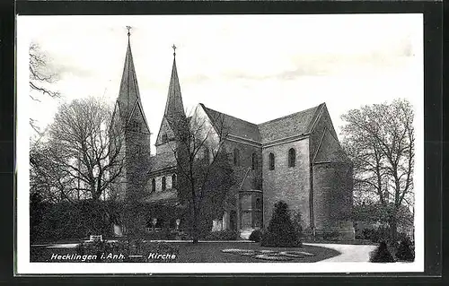 AK Hecklingen i. Anh., Kirche mit Grünanlage