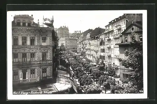 AK Karlsbad, Strassenpartie mit Häuserzeile und Hotel