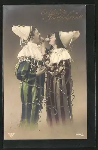 AK Verkleidetes Paar füttert sich gegenseitig, Fasching