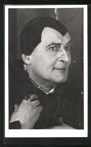 AK Mephisto mit aufmerksamem Blick