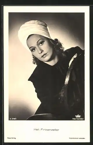AK Schauspielerin Heli Finkenzeller mit Kopftuch