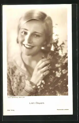 AK Schauspielerin Lien Deyers mit schönem Lächeln