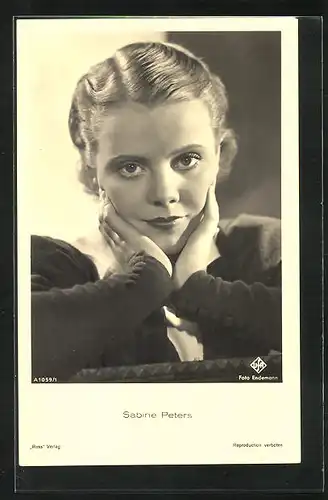 AK Schauspielerin Sabine Peters mit Kopf auf Händen stützend