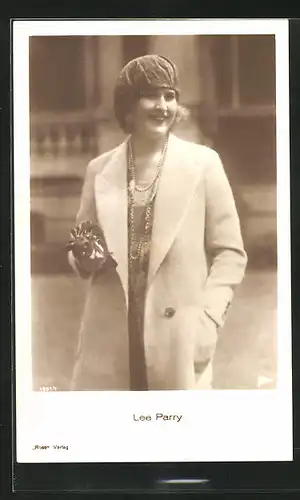 AK Schauspielerin Lee Parry im Mantel mit Perlenkette und Hut