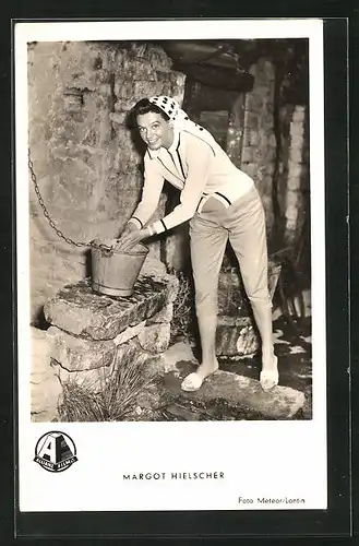 AK Schauspielerin Margot Hielscher wäscht sich ihre Hände