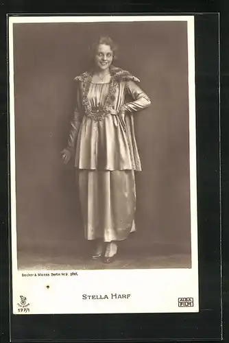 AK Schauspielerin Stella Harf posiert mit edlem Kleid
