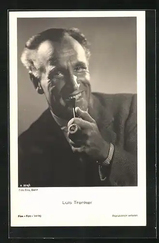 AK Schauspieler Luis Trenker lächelt mit Pfeife