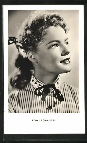 AK Schauspielerin Romy Schneider in gestreifter Bluse