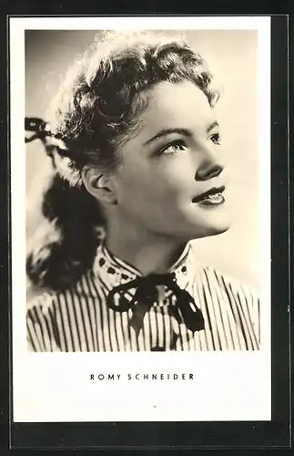 AK Schauspielerin Romy Schneider in gestreifter Bluse