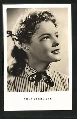 AK Schauspielerin Romy Schneider in gestreifter Bluse