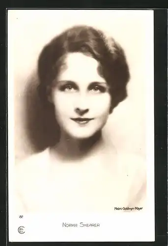 AK Schauspielerin Norma Shearer mit braunen Haaren