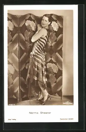 AK Schauspielerin Norma Shearer im gestreiften Kleid