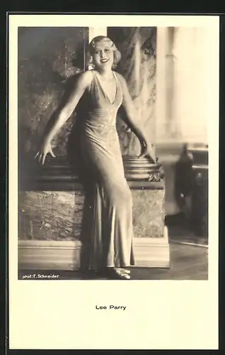 AK Schauspielerin Lee Parry im langen Kleid