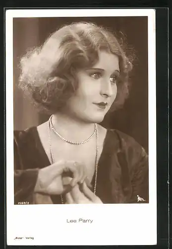 AK Schauspielerin Lee Parry mit Perlenkette