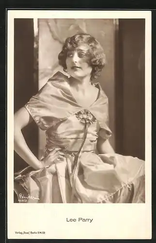 AK Schauspielerin Lee Parry im Kleid