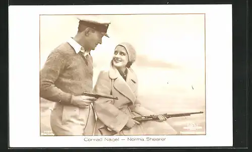 AK Schauspieler Conrad Nagel mit Pistole und Schauspielerin Norma Shearer mit Gewehr