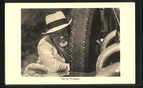 AK Schauspieler Willy Fritsch an einem Reifen
