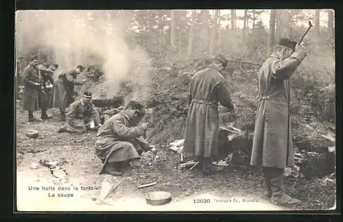 AK Une halte dans la foret, La soupe, schweizer Soldaten beim Kochen