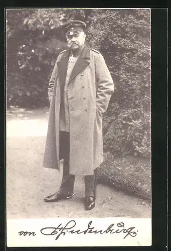 AK Paul von Hindenburg mit Mantel auf der Strasse