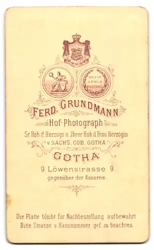 Fotografie F. Grundmann, Gotha, Löwenstrasse 9, Schöne Frau mit Crucifix