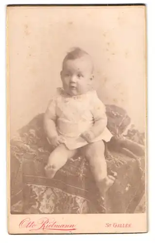 Fotografie Otto Rietmann, St. Gallen, Roschacher Strasse 11, Säugling auf gemusterter Decke