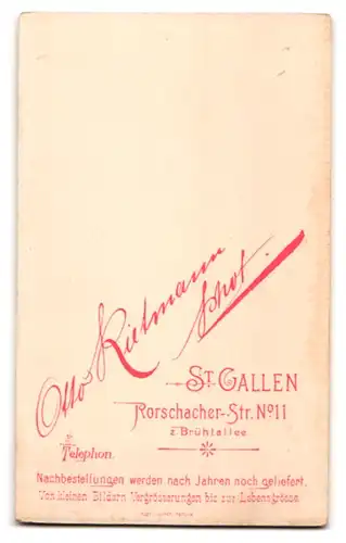 Fotografie Otto Rietmann, St. Gallen, Roschacher Strasse 11, Säugling auf gemusterter Decke