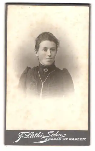 Fotografie Franz Lüthi Sohn, Feldle, Hübsche Dame mit Halskette