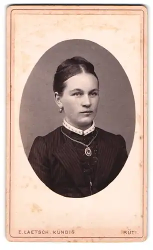 Fotografie E. Laetsch-Kündig, Rüti, Bildschönes Fräulein mit Halskette und Ohrringen