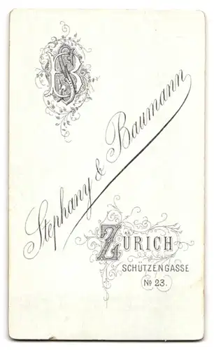 Fotografie Stephany & Baumann, Zürich, Schützengasse 23, Verstört blickender Herr mit zersausten Haaren